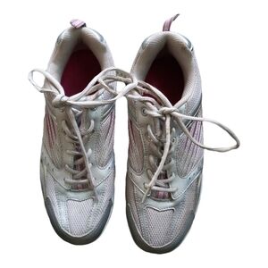 Beautiful Women’s  walking Balance Tennis Shoes Size 9,5 B  In Great Used Cond